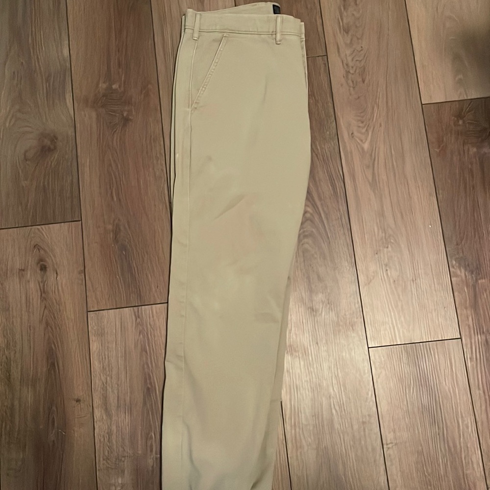 Kaki Levi’s